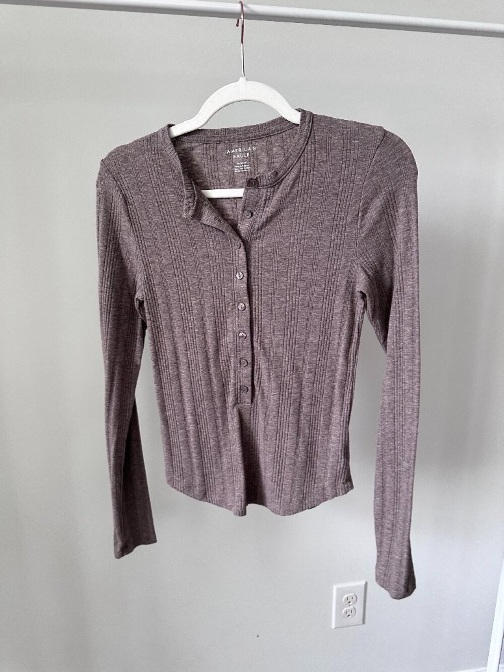 American Eagle AE Long Sleeve Henley T-Shirt Brown Size Medium Washed Never Worn